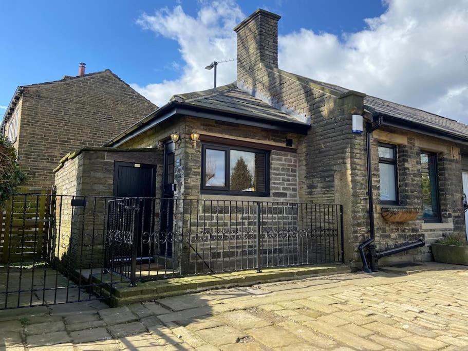 Unique Victorian Stable Conversion Галіфакс Екстер'єр фото